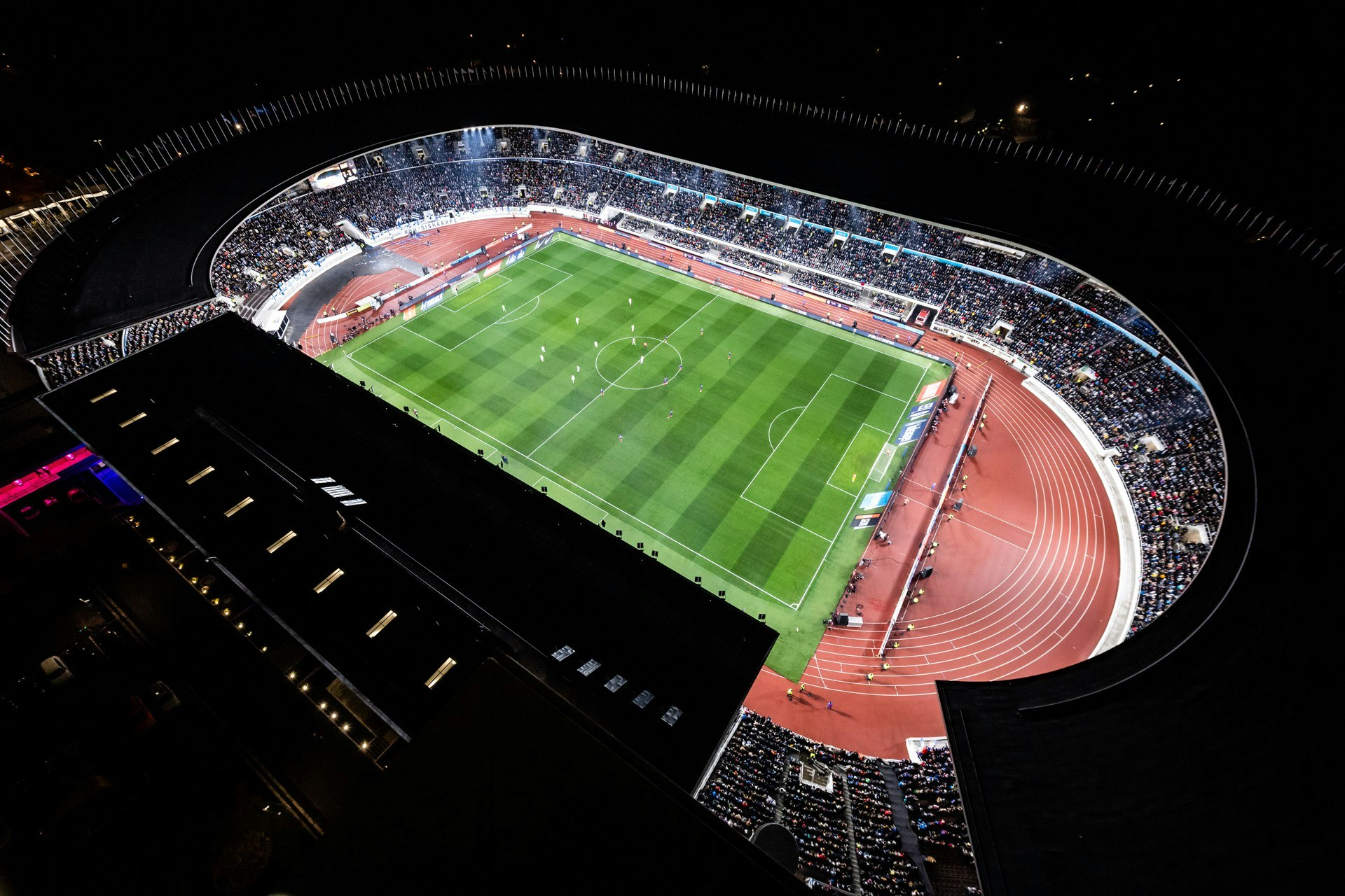 Olympiastadion ylhäältä kuvattuna Suomen ja Ranskan välisessä MM-karsintaottelussa.