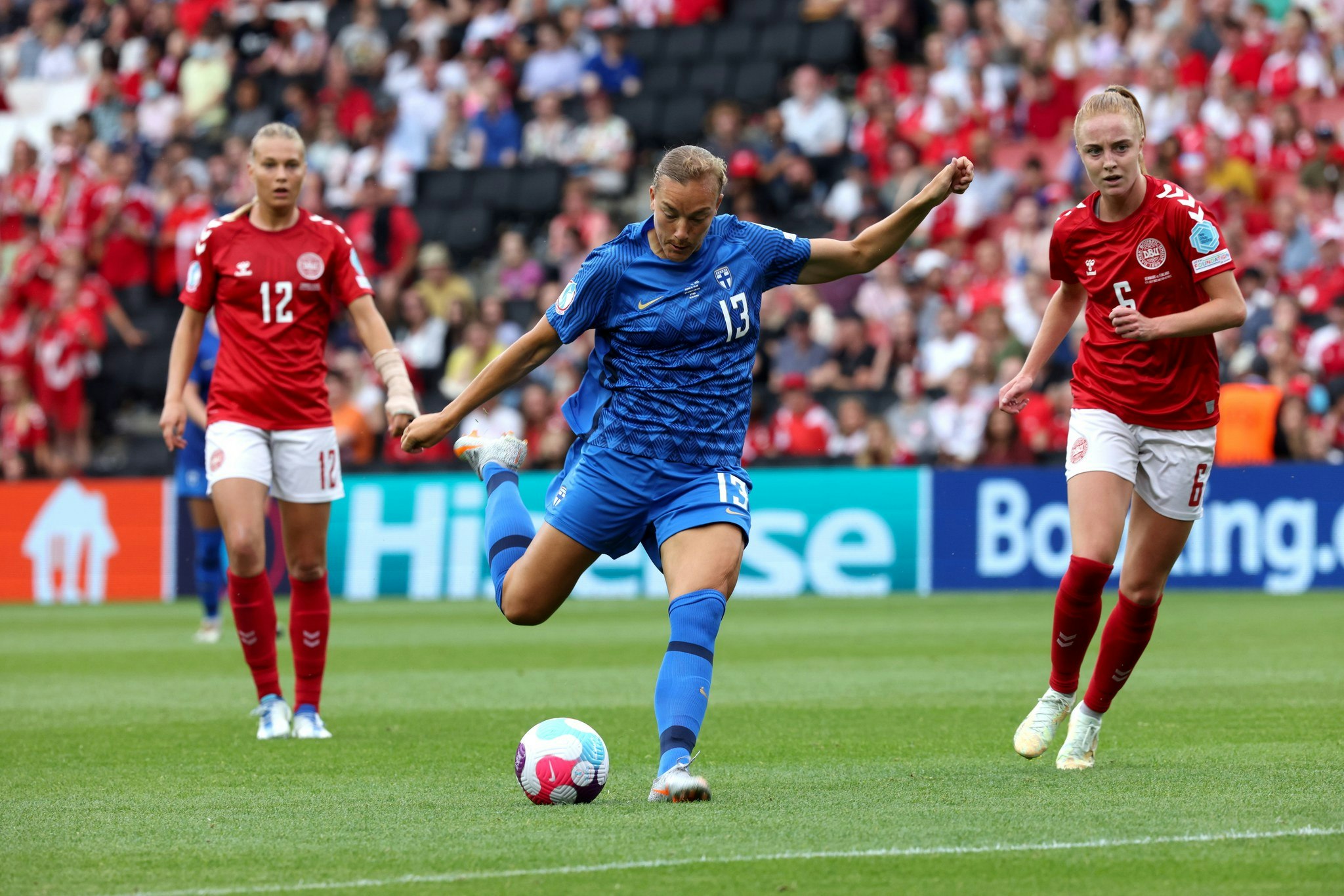 Jenny Danielsson laukoo EM-2022 Tanskaa vastaan.