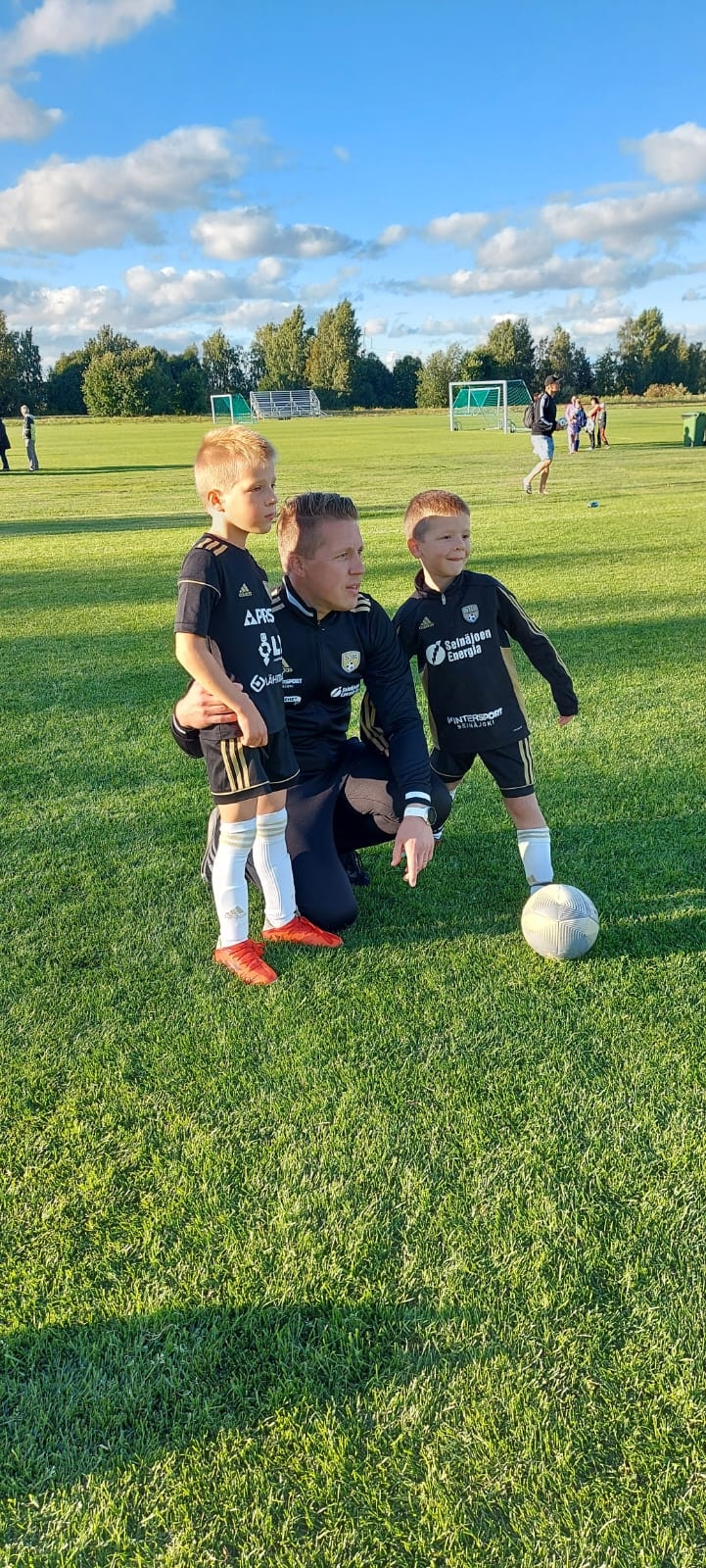 Valmentaja Juha-Matti Matilainen poikiensa kanssa.