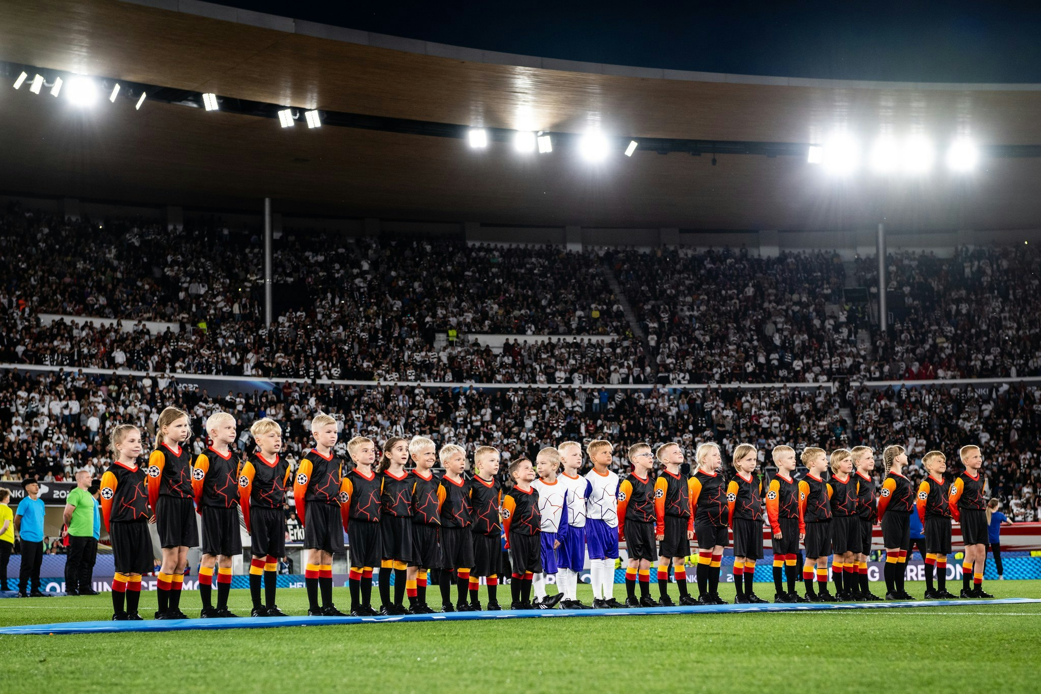Joukkueiden saattajat ihailivat stadionin tunnelmaa.
