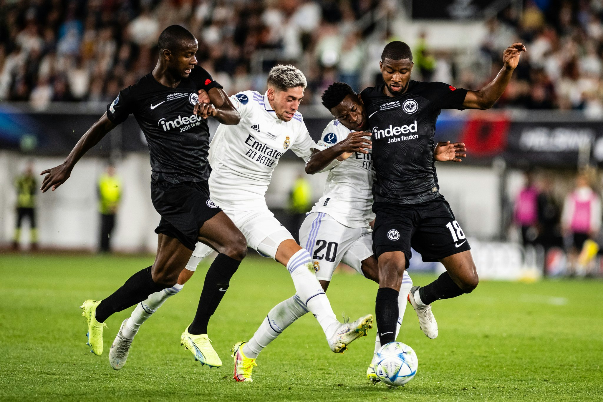 Real Madridin pelaaja kamppailee pallosta.