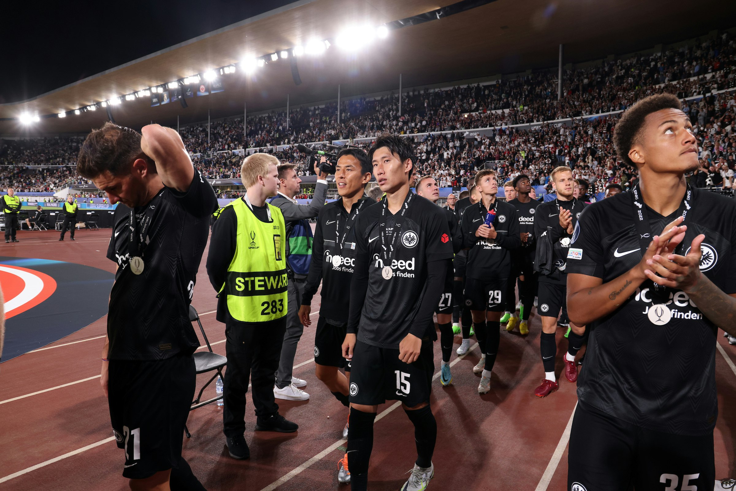 Eintracht Frankfurtin pelaajat kiittivät äänekkäitä kannattajiaan ottelun jälkeen.