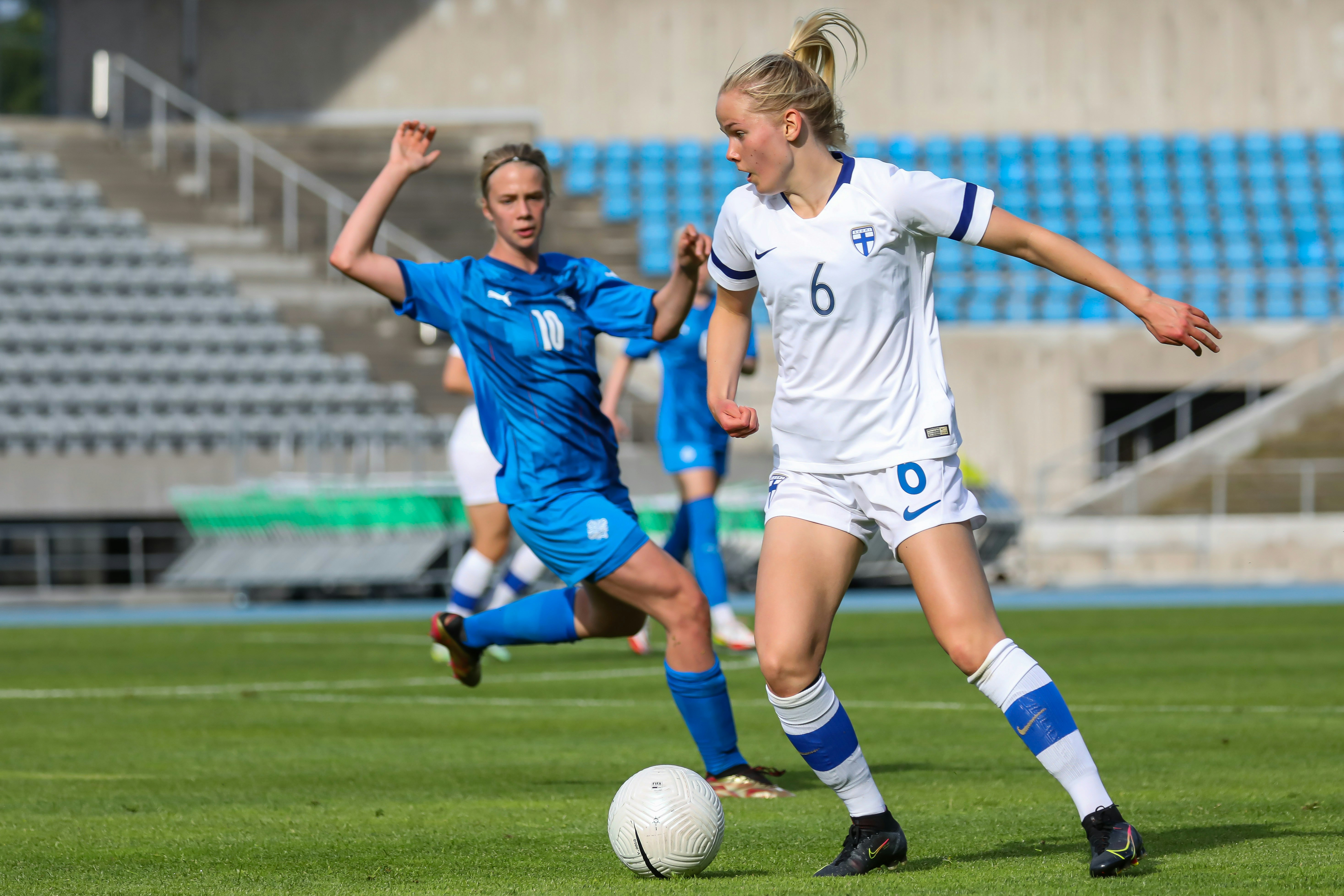 Nette-Nina Hiltunen tositoimissa Islantia vastaan.