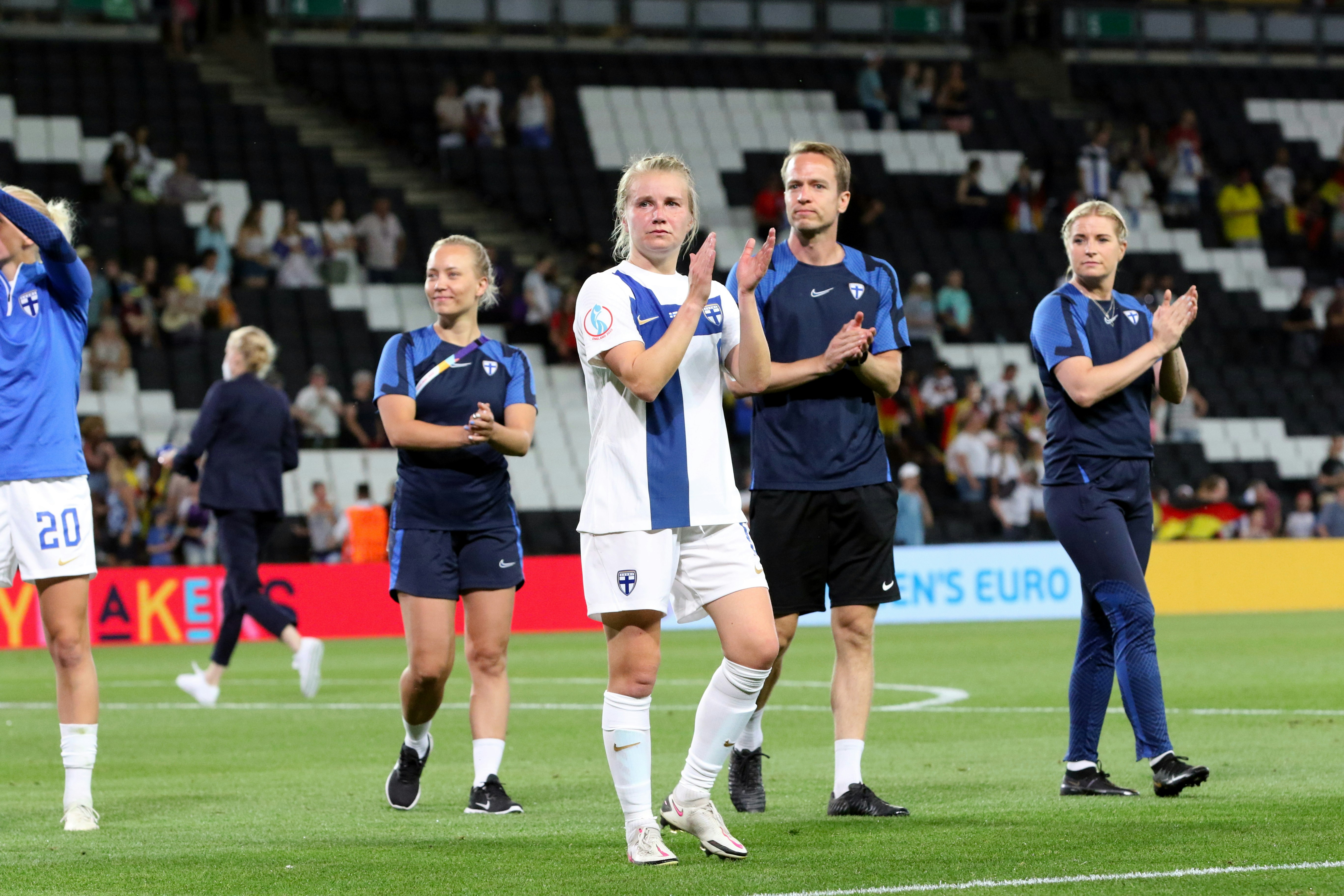 Anna Auvinen kiittää kannattajia Saksaa vastaan pelatun EM-kisaottelun päätteeksi.