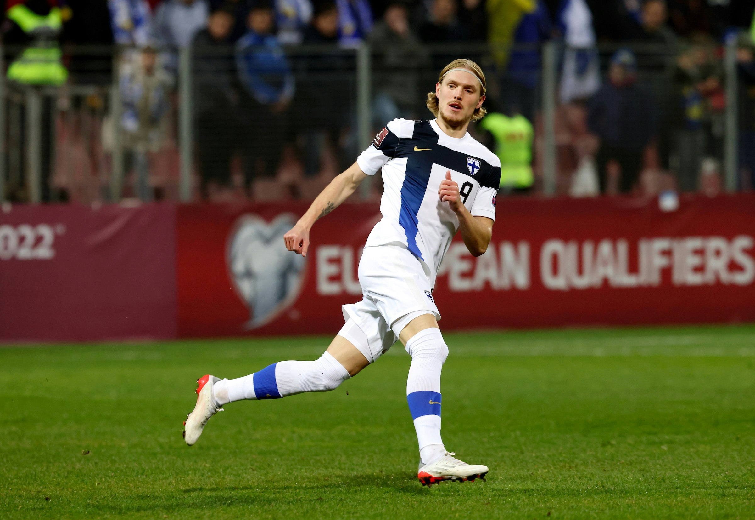 Fredrik Jensen MM-karsintaottelussa Bosnia-Hertsegovinaa vastaan syksyllä 2021.