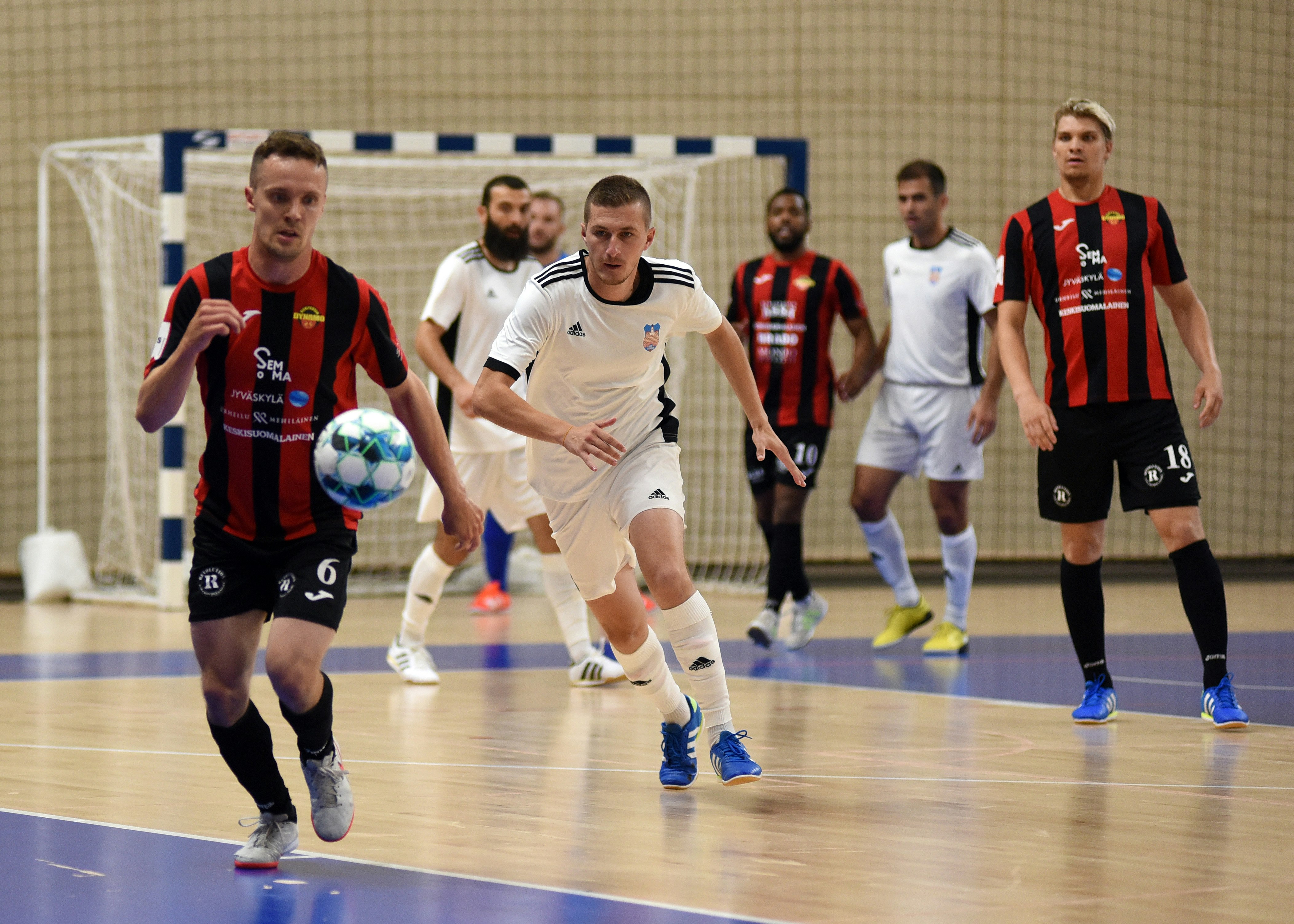 Jukka Kytölä pallossa KMF Titogradia vastaan UEFA Mestarien Liigan karsinnoissa 27.8.2022