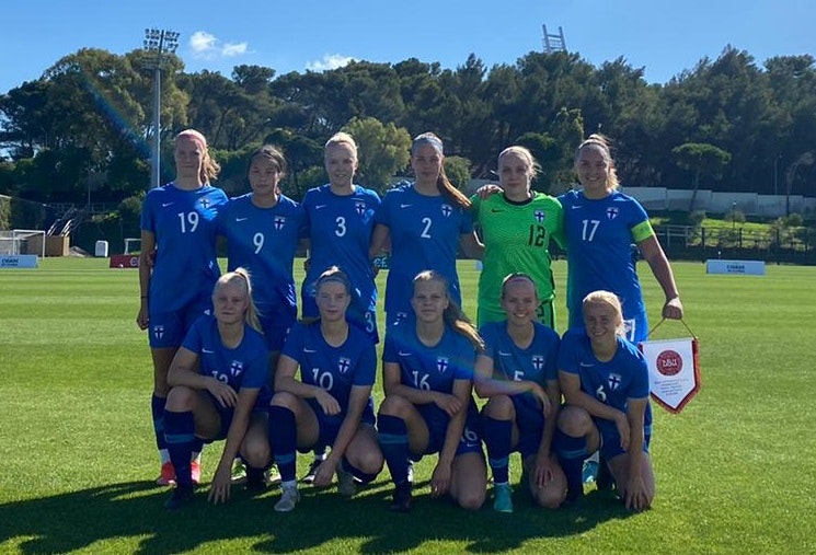 Pikkuhelmarit pääsi juhlimaan Portugalin turnauksen avausvoittoaan.