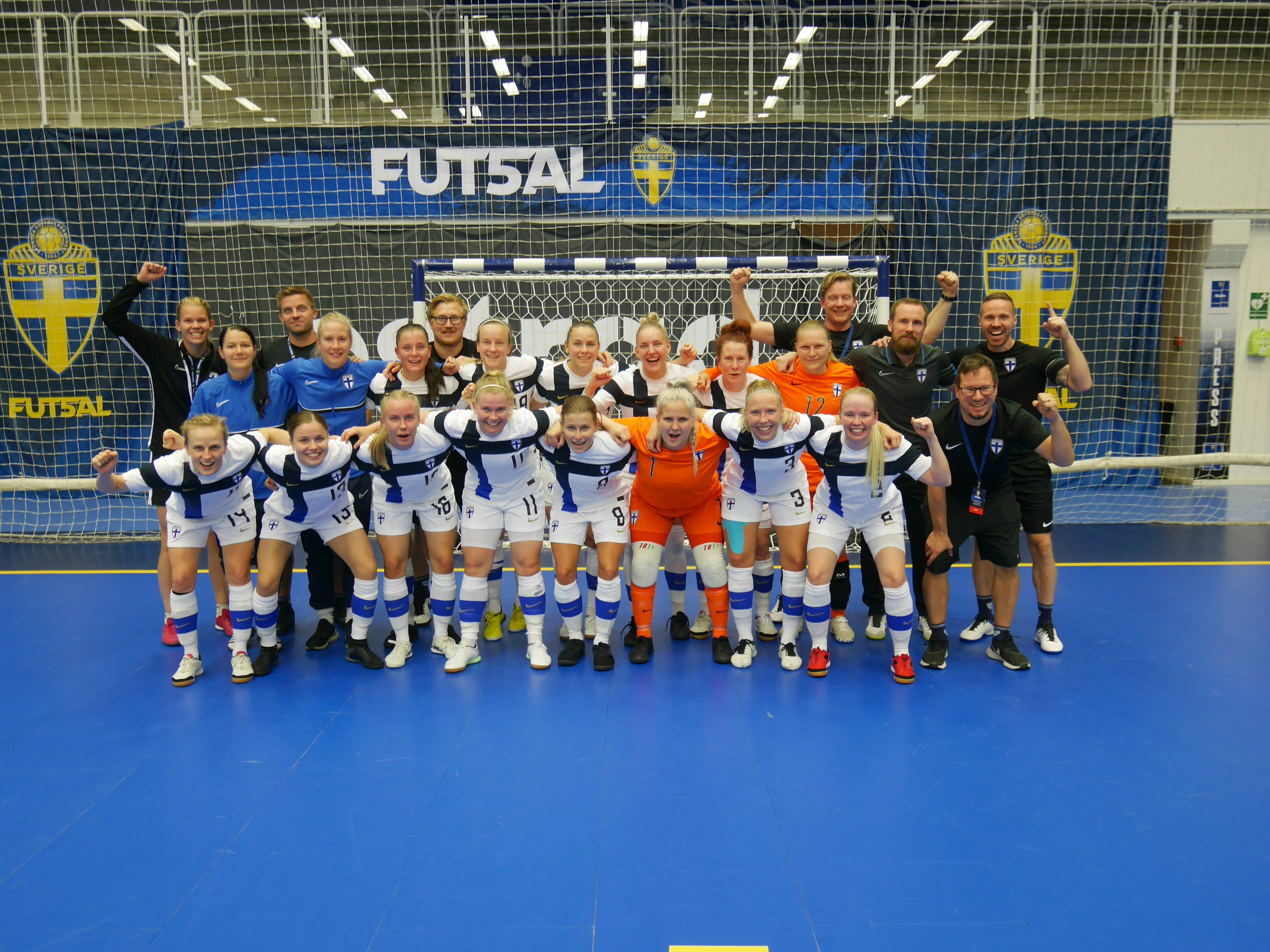 Naisten futsalmaajoukkue pääsi tuulettamaan turnauksen voittoa.