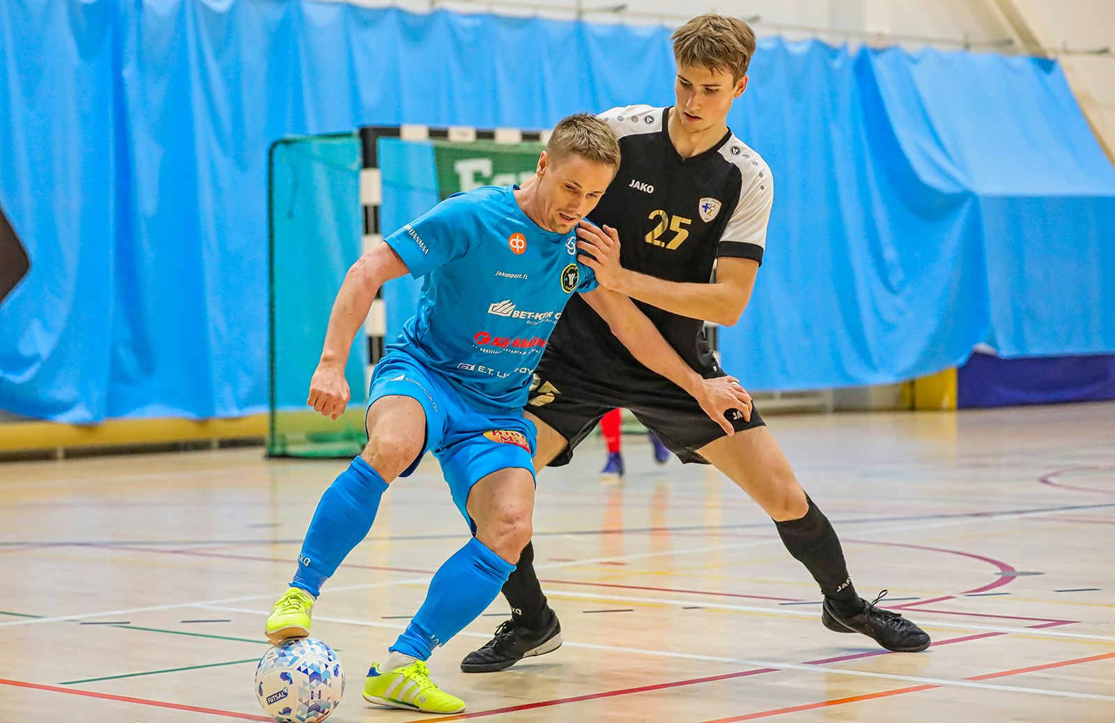 Maajoukkuepelaajat Jarmo Junno, Vieska Futsal ja Henri Alamikkotervo vääntävät Opinmäen kentällä