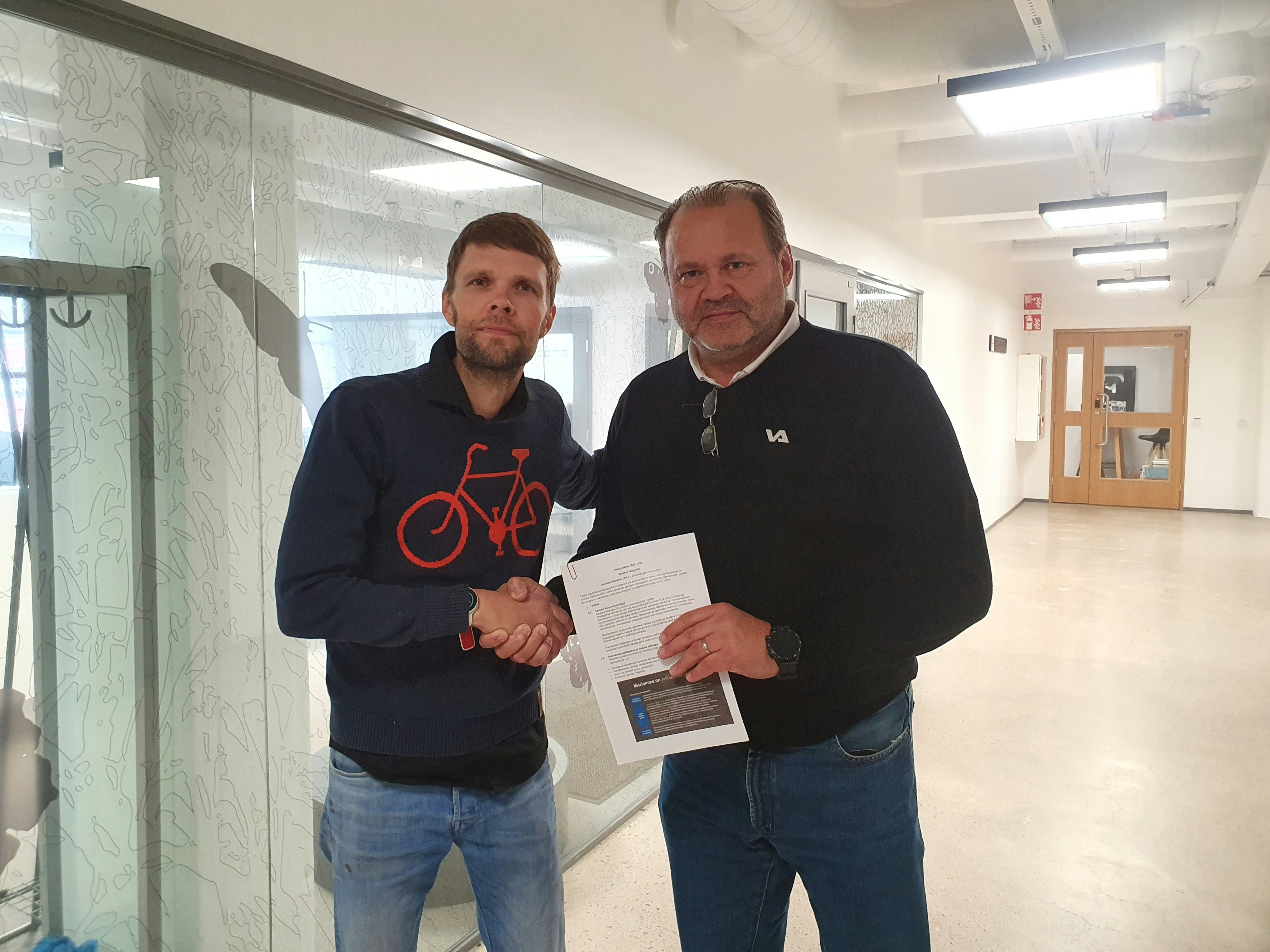 Aluepäällikkö Taneli Haara ja liikuntajohtaja Veli-Matti Kallislahti allekirjoittivat aiepöytäkirjan Vantaalla 5.9.