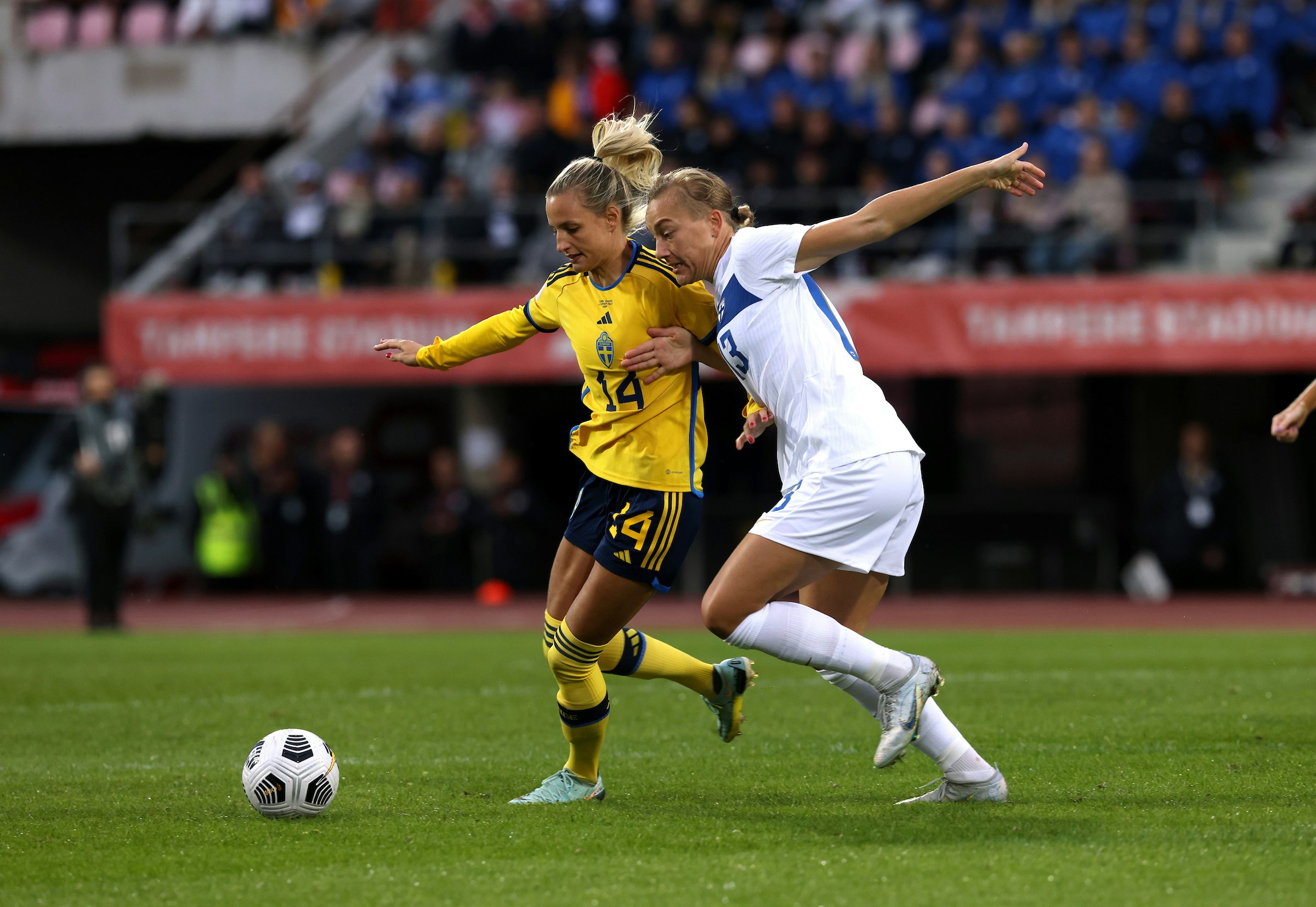 Jenny Danielsson taisteli pallosta Nathalie Björnin kanssa.