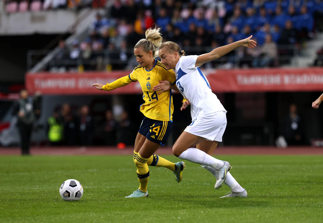 Jenny Danielsson taisteli pallosta Nathalie Björnin kanssa.