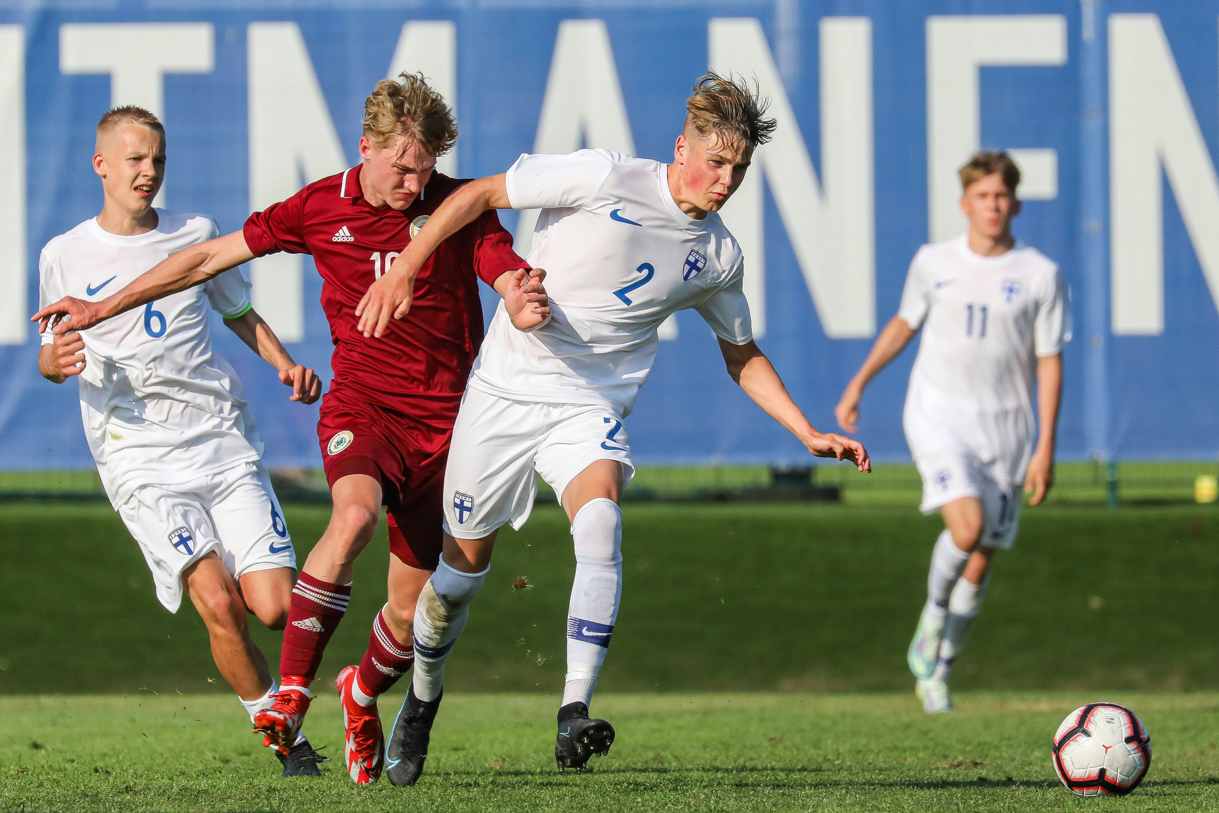 Akseli Puukko (#2) oli Minihuuhkajien mukana sekä Baltic Cupissa että PM-turnauksessa. Kuvassa pakki vääntää Latviaa vastaan.