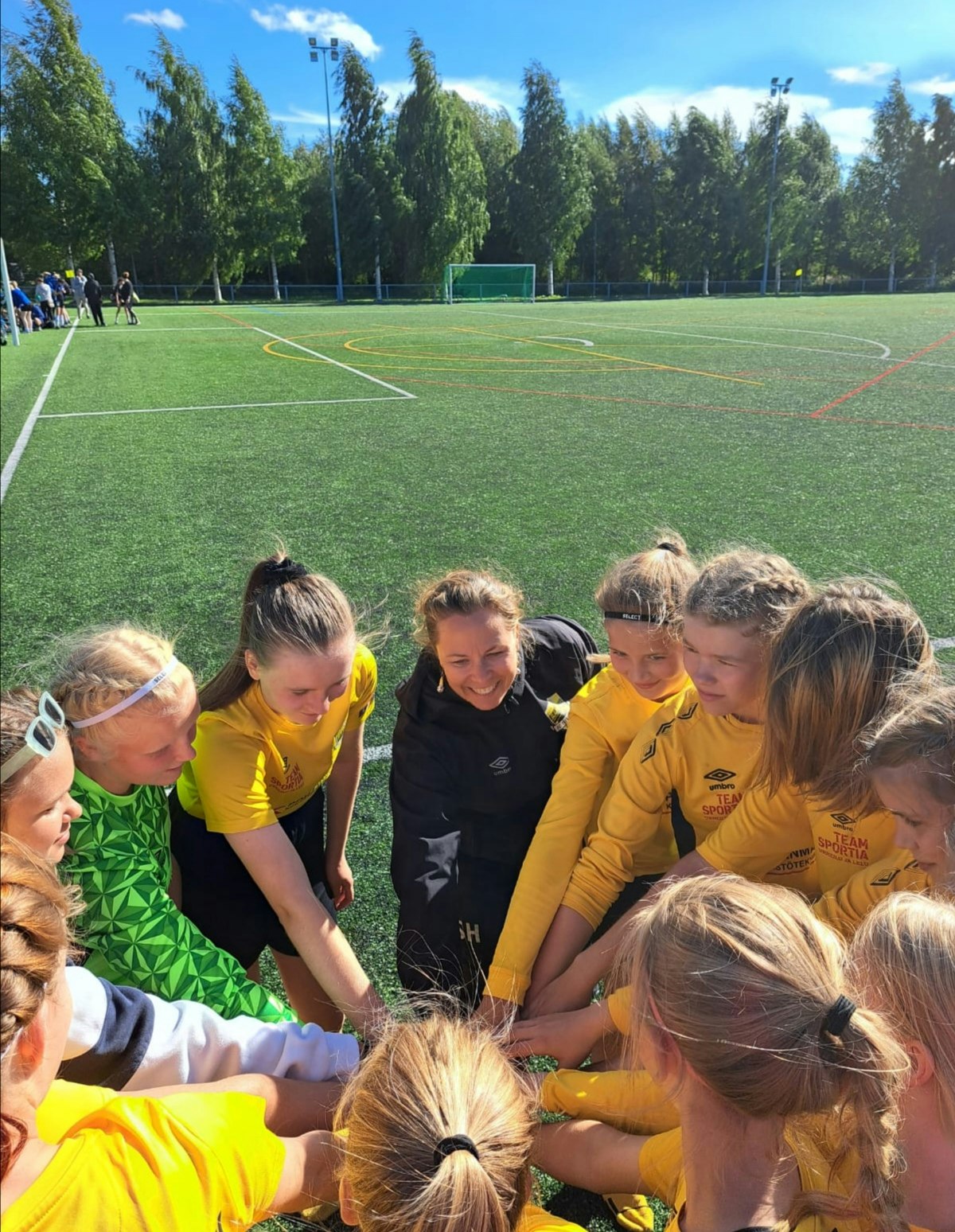 Hemmilä ja FC Ylivieskan joukkue.