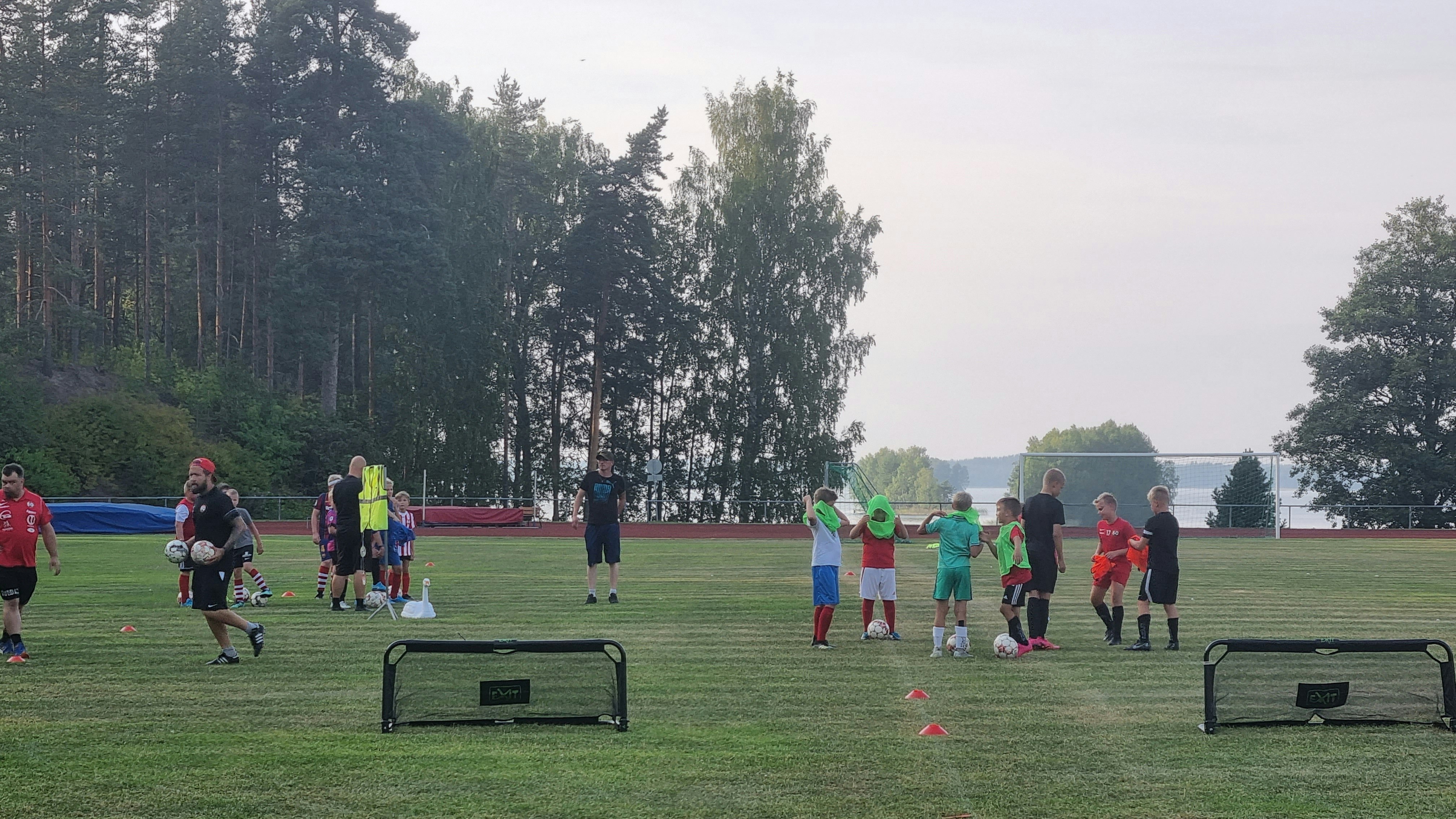 Parikkalan Urheilijoidenkaan kentän sijainnissa ei ole valittamista.