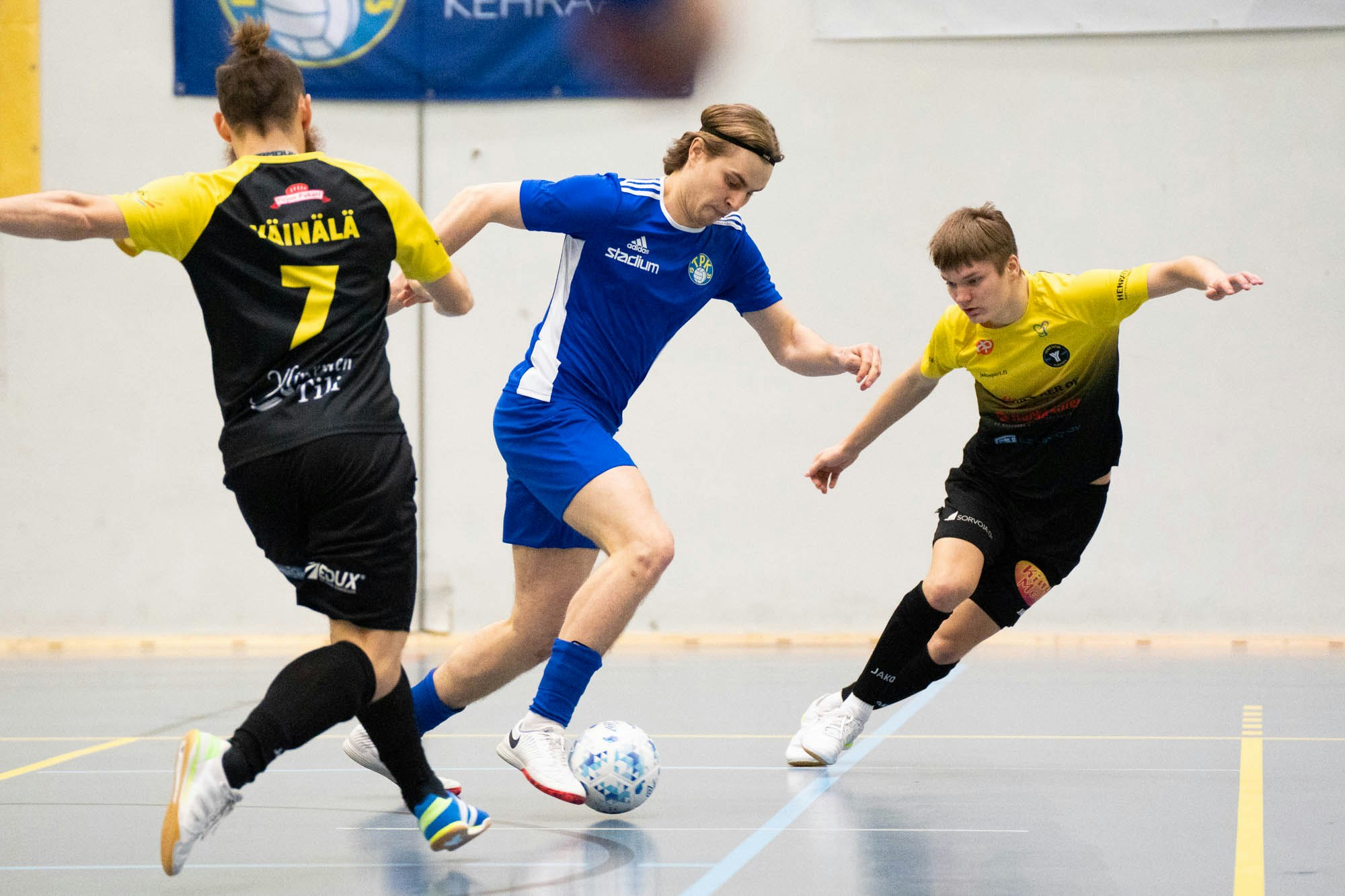 Valtteri Kaarna haastaa Vieska Futsalin Juho Väinälän ja Atte Taipaleen