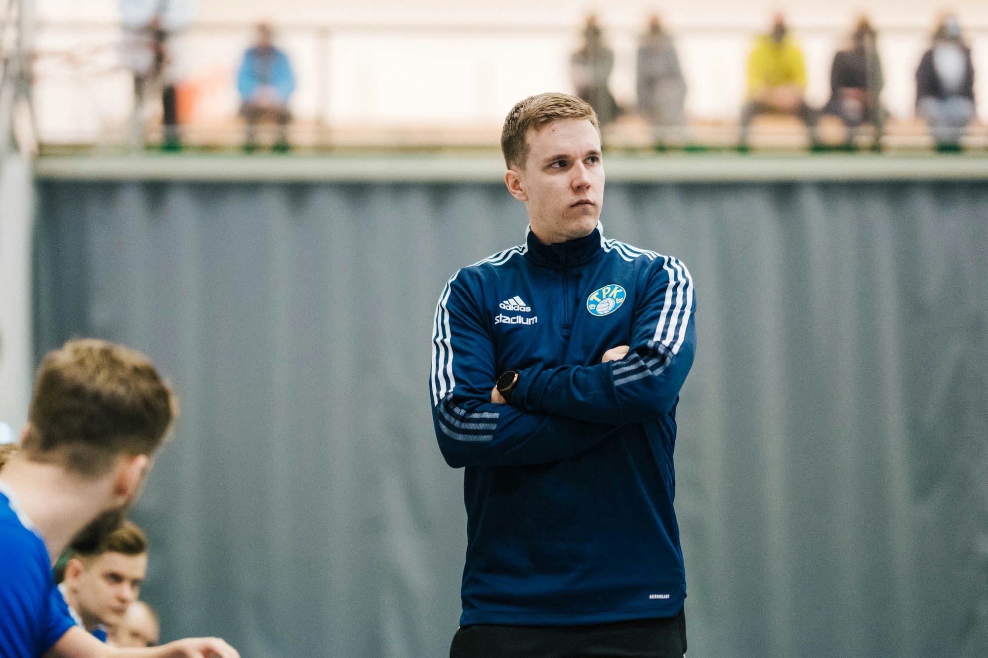 Jose Ikonen vetää tossut jalkaan enää tarvittaessa. Pelikengät on vaihtuneet valmennustauluu