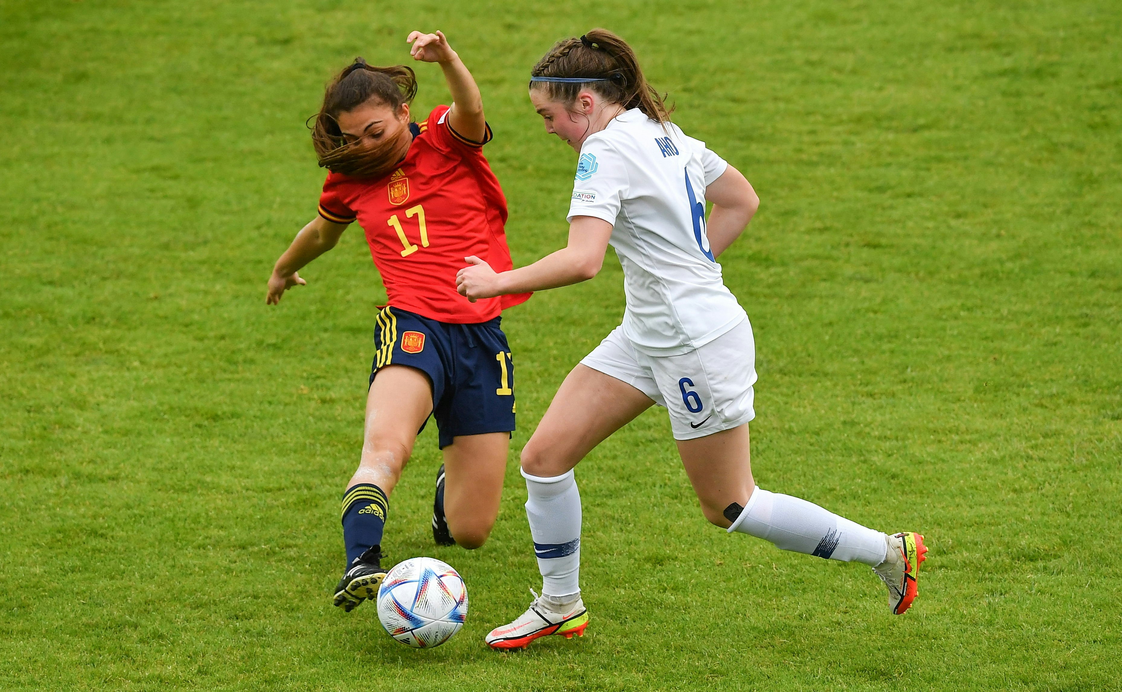 Ranska on Bettina Aholle tuttu vastus toukokuun U17-EM-lopputurnauksessa. Kuvassa Aho vääntää Espanjaa vastaan.