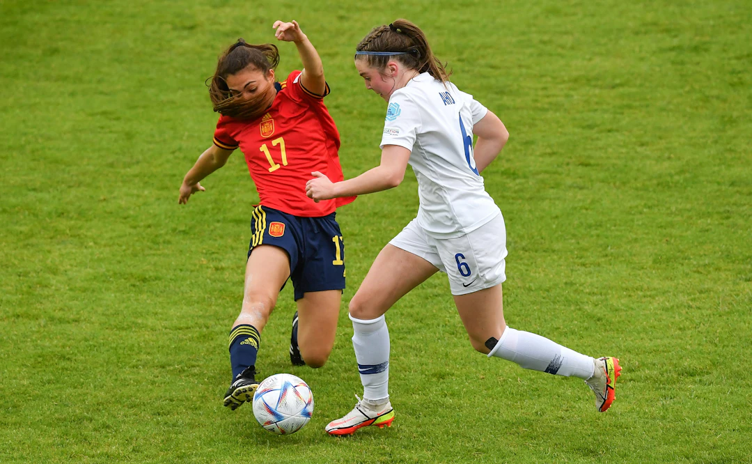 Ranska on Bettina Aholle tuttu vastus toukokuun U17-EM-lopputurnauksessa. Kuvassa Aho vääntää Espanjaa vastaan.