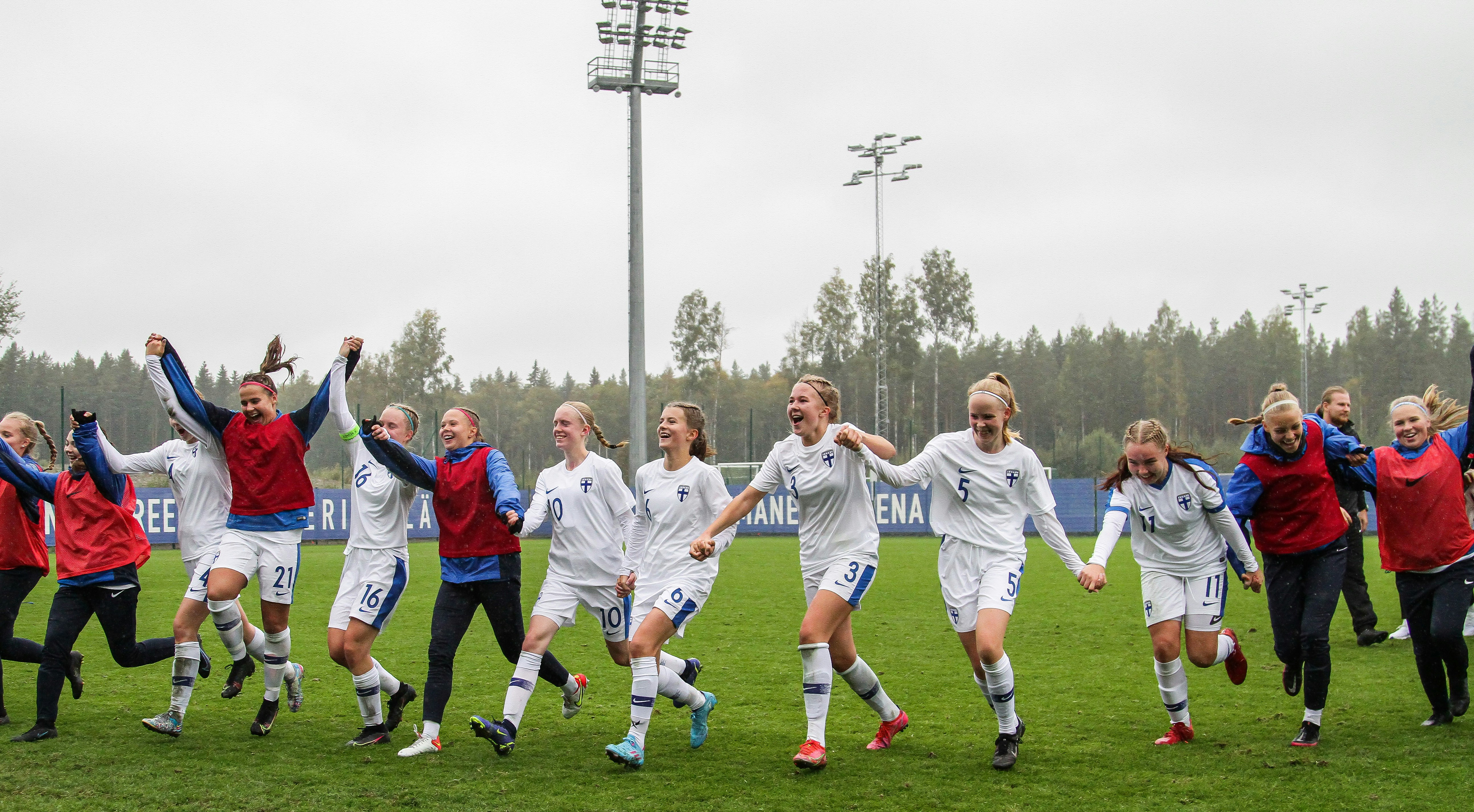 U17-tytöt juhli aiemmin tällä viikolla Ranska-voittoa. EM-karsinnoissa Pikkuhelmareiden tie vie Pohjois-Irlantiin.