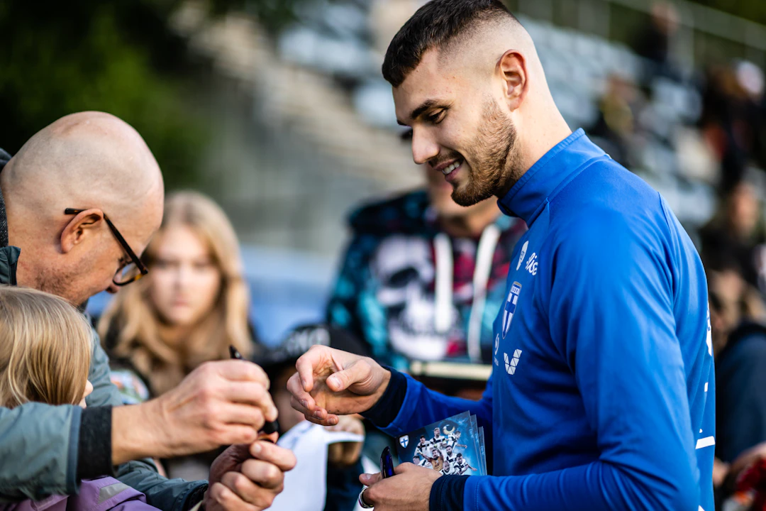 Arttu Hoskonen antamassa nimikirjoituksia Huuhkajien Meet & Greet -tilaisuudessa.