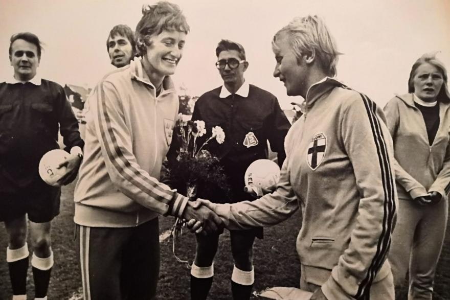 Suomi–Ruotsi, 1973 Kapteeni kättelevät valokuvassa
