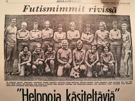 Ensimmäinen naisten A-maajoukkue joukkuekuvassa. Kuva: IS-arkisto.