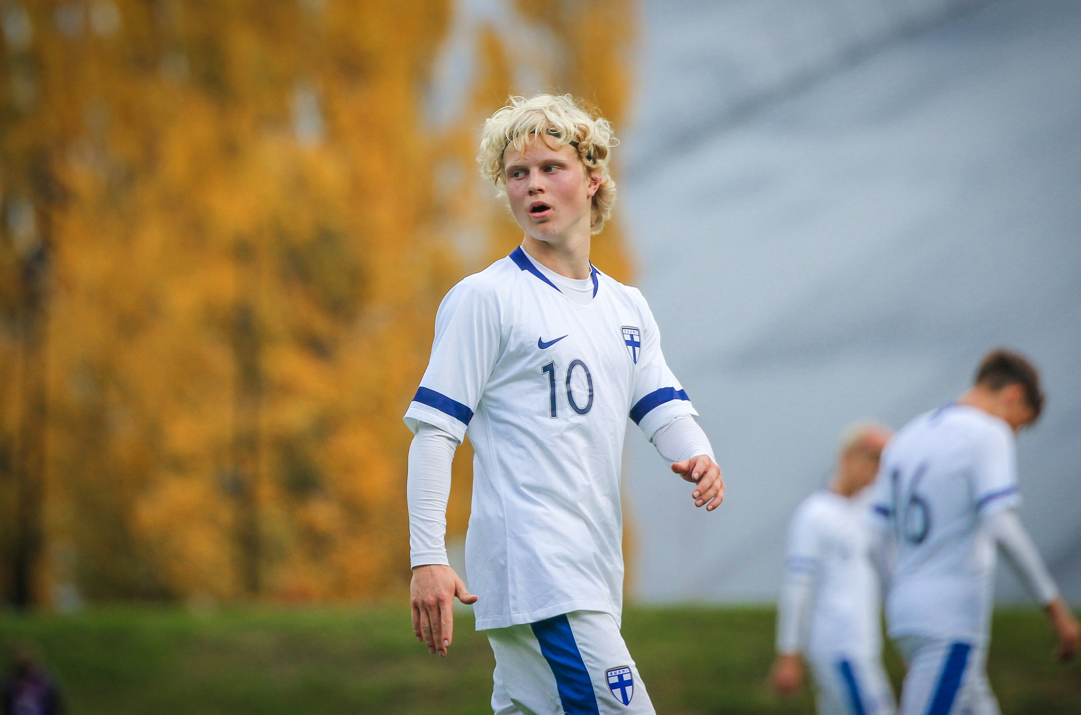 Jasper Jalonen astelee avaukseen tutussa kymppipaidassa.