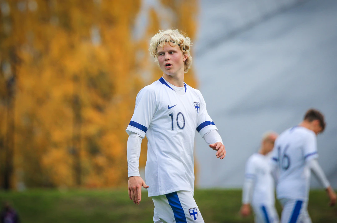 Jasper Jalonen astelee avaukseen tutussa kymppipaidassa.