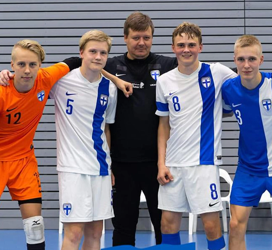 Jani Paananen U19 maajoukkuepelaajien kanssa