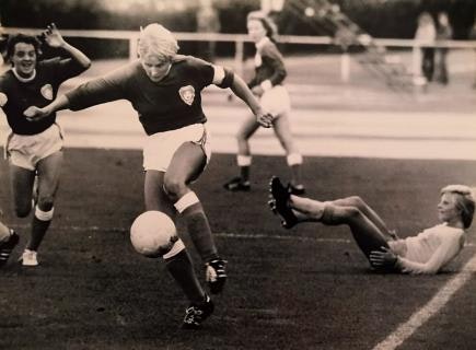 Kuva, jossa Suomen kapteeni Hartikka on riistänyt pallon ja Suomi lähtee hyökkäykseen, Suomi-Ruotsi 1973