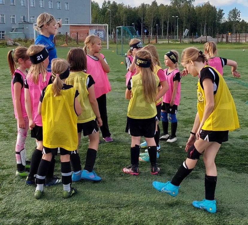 Kustakin seurasta paikalla oli juniorijoukkue ja valmentajia.