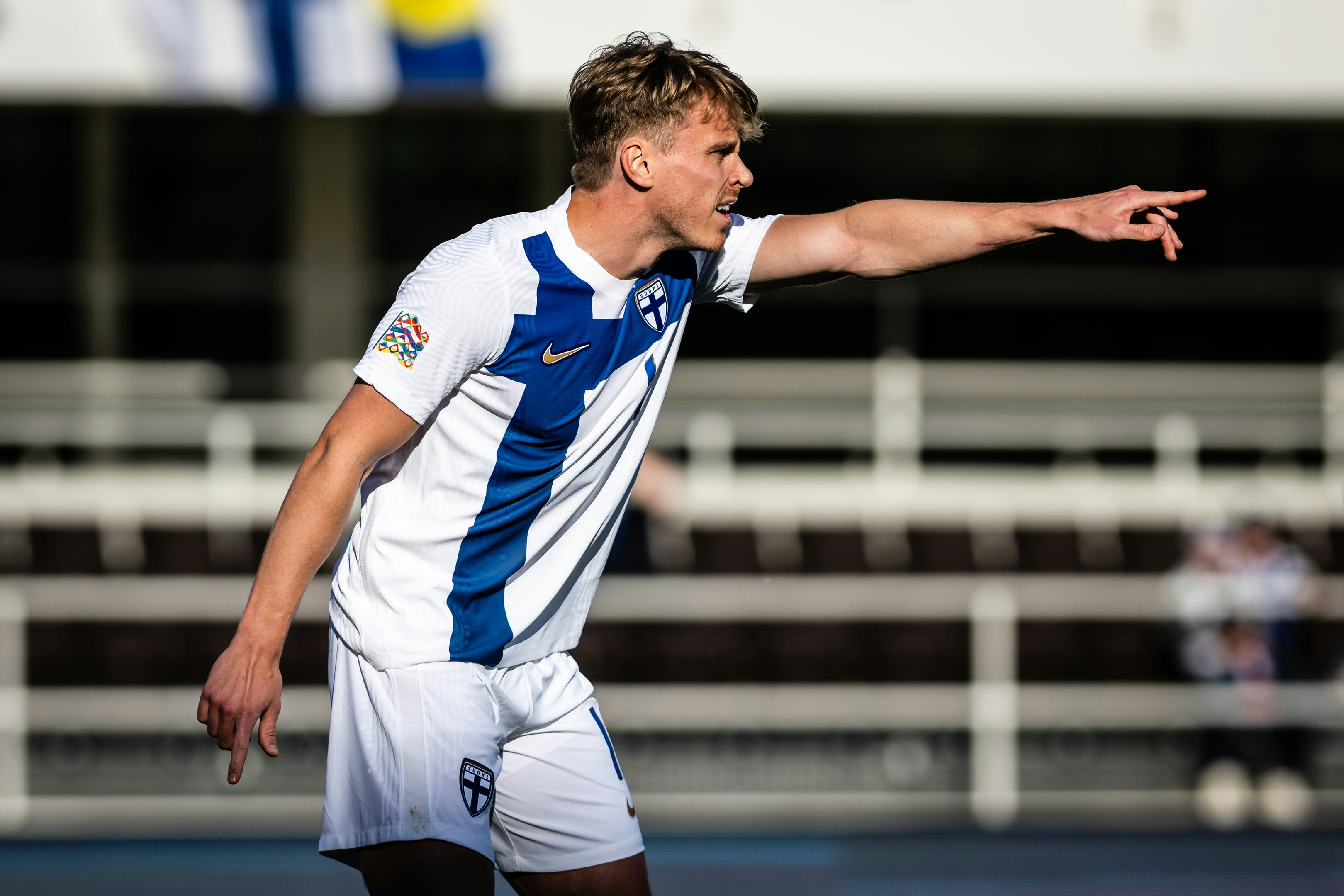 Rasmus Schüller maajoukkuepaidassa.