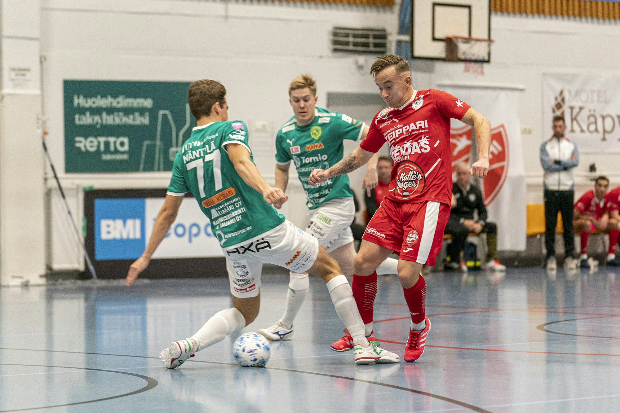 Ville Uimaniemi palaa jalkapallokentiltä takaisin futsalparketille