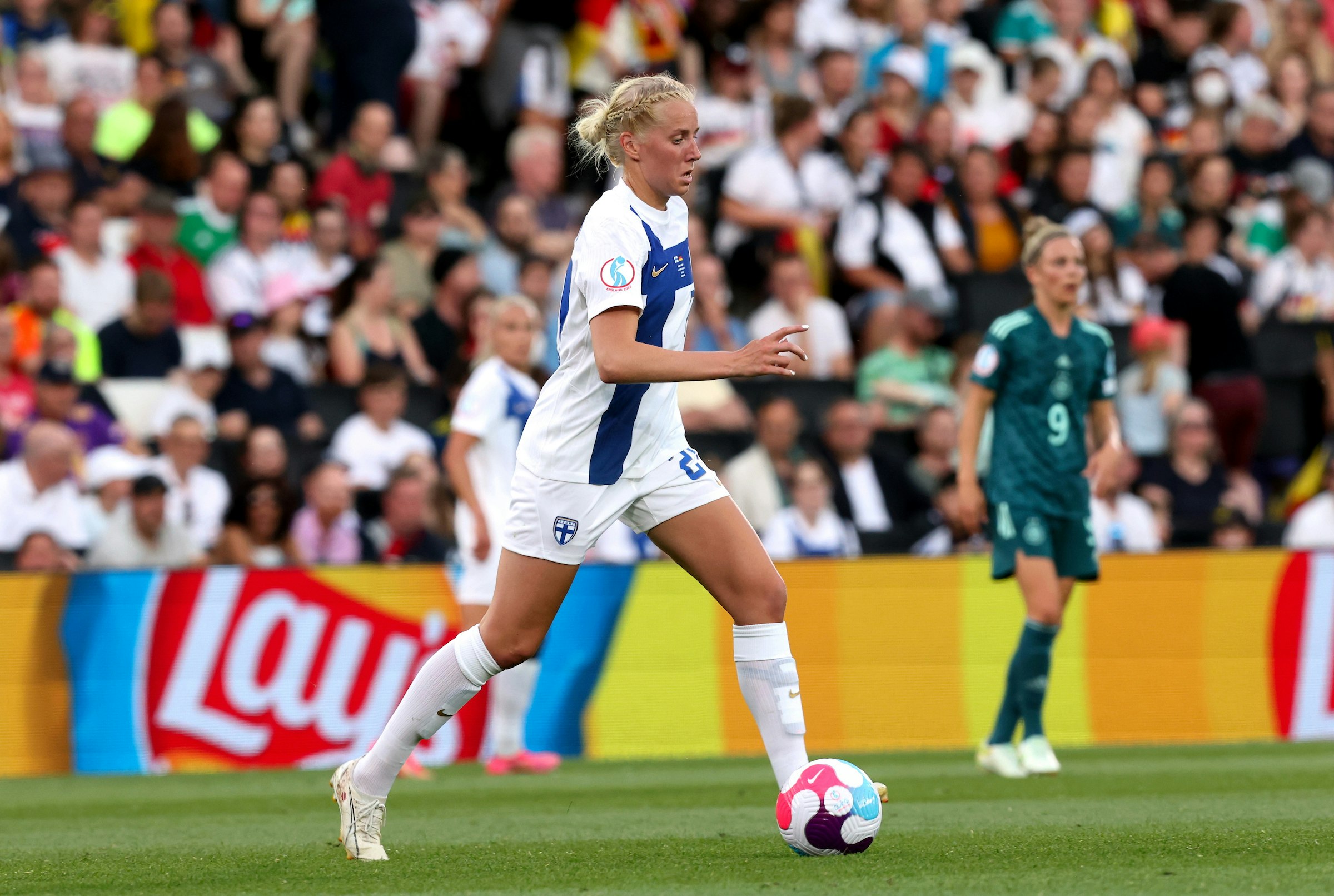 Eveliina Summanen pallon kanssa Euro 2022