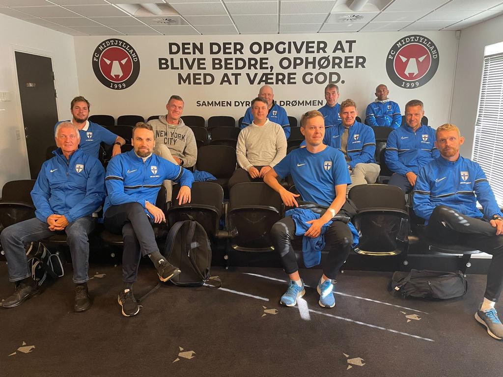 Valmentajakurssin osallistujat sekä kouluttajat vierailulla FC Midtjyllandissa.
