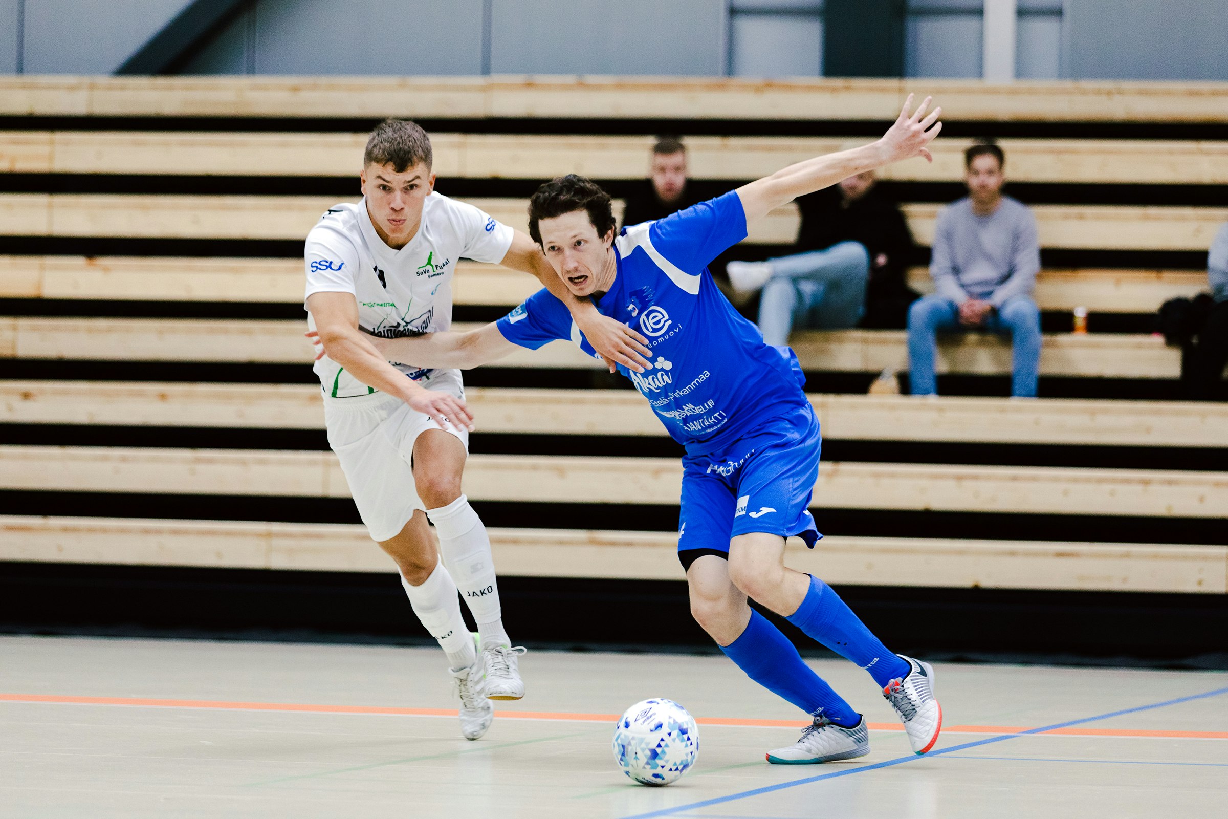 Akaan Juhana Jyrkiäinen ja SoVon Antti Korhonen ovat jo testanneet uutta areenaa harjoitusottelussa