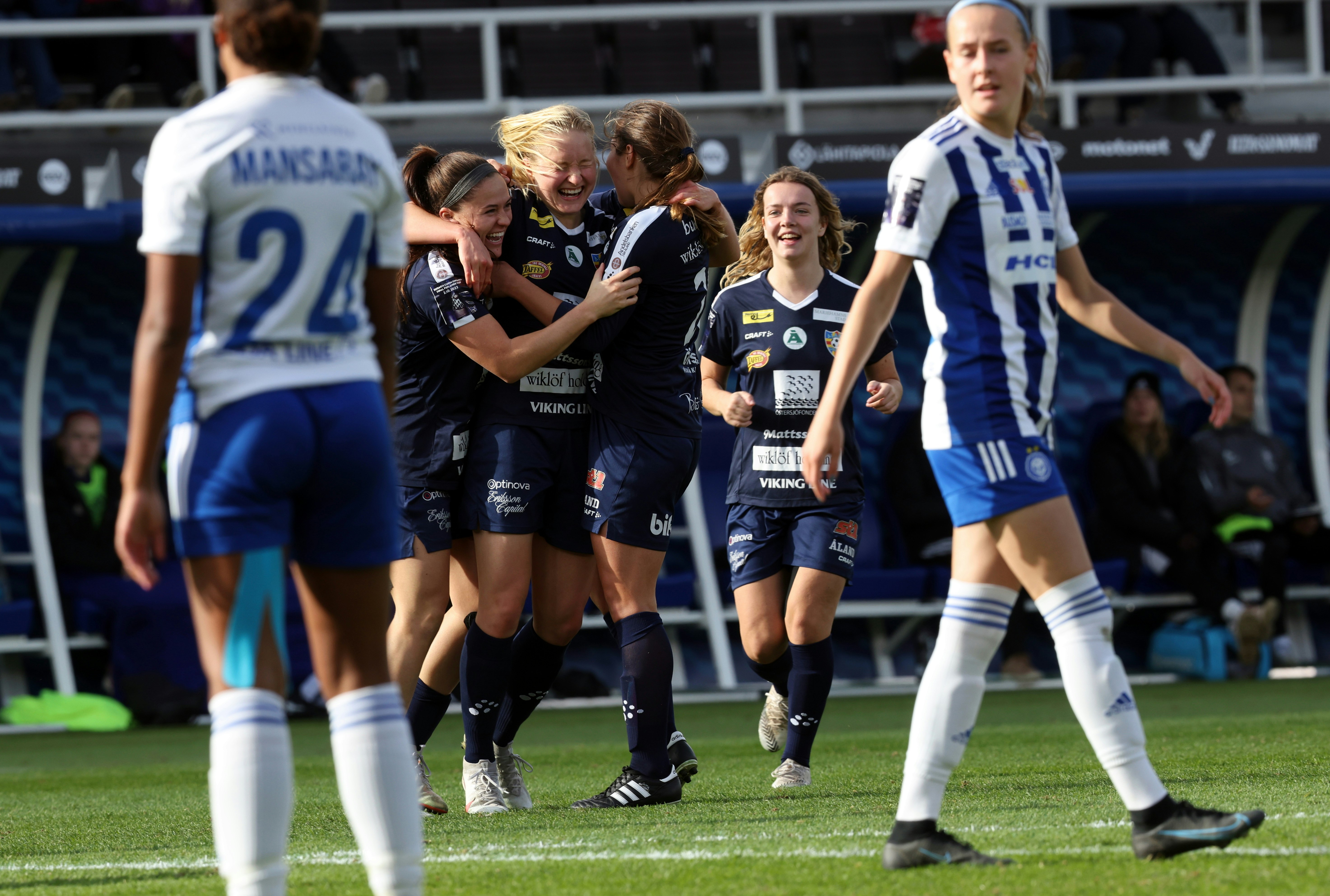 Åland United juhlii Riikka Liljan maalia.