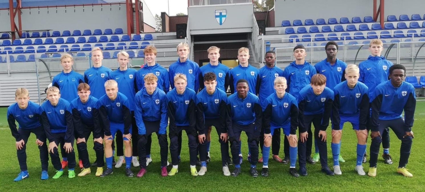 U16-pojat maanantain valmistavissa harjoituksissa.