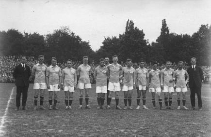 Suomen maajoukkueen joukkuekuva Saksa-ottelussa 1923