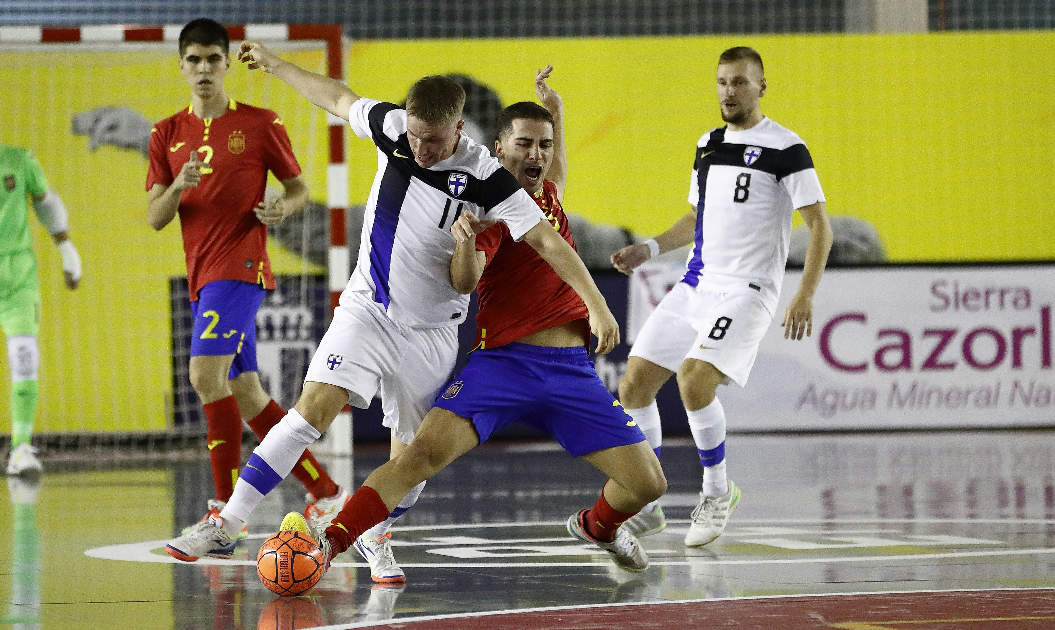 Lassi Lintula kamppailee espanjalaispelaajan kanssa.