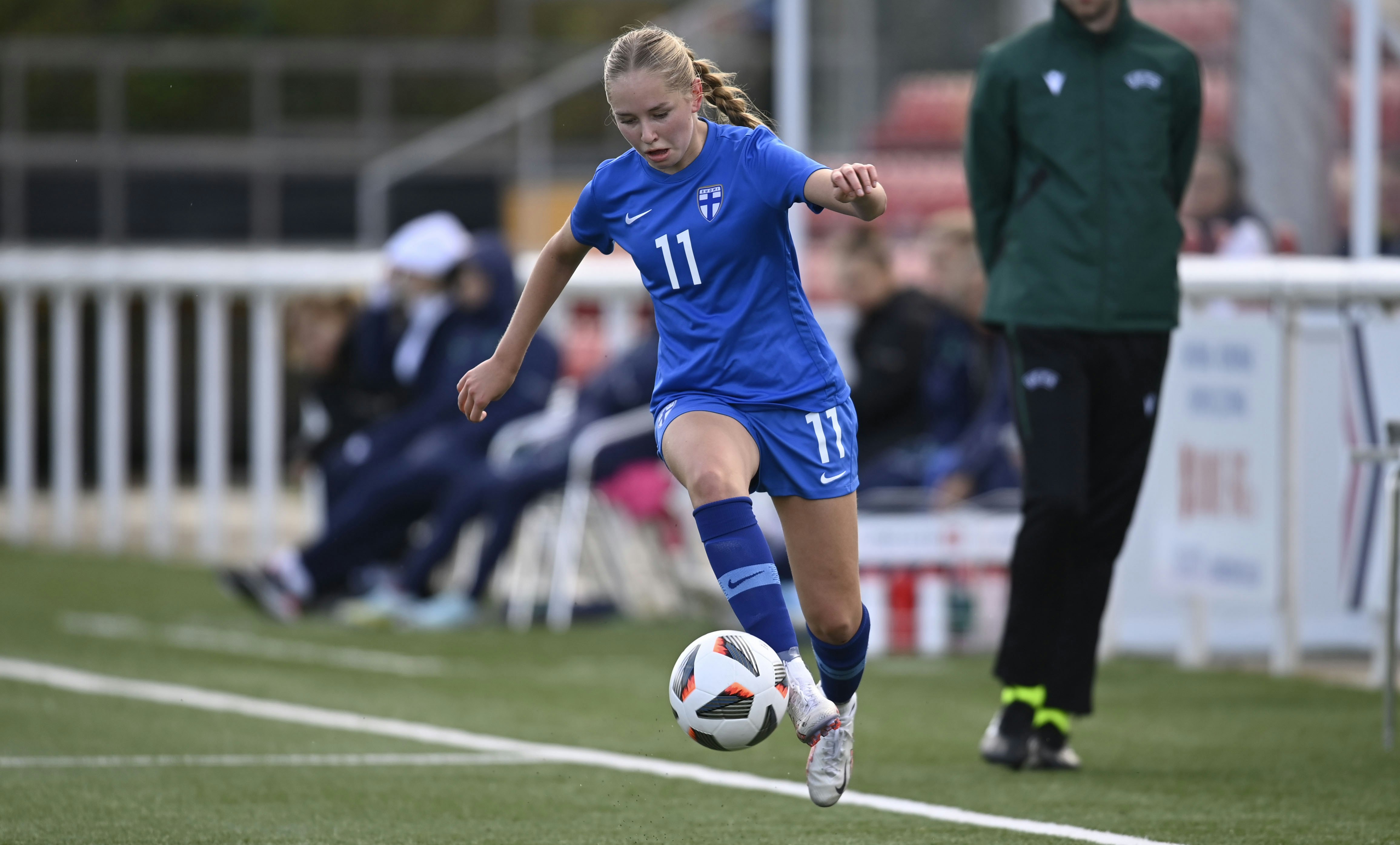 Sofia Määttä avasi myös EM-karsintojen avauspelissä. Pikkuhelmarit kaatoi Sveitsin lukemin 2-0.