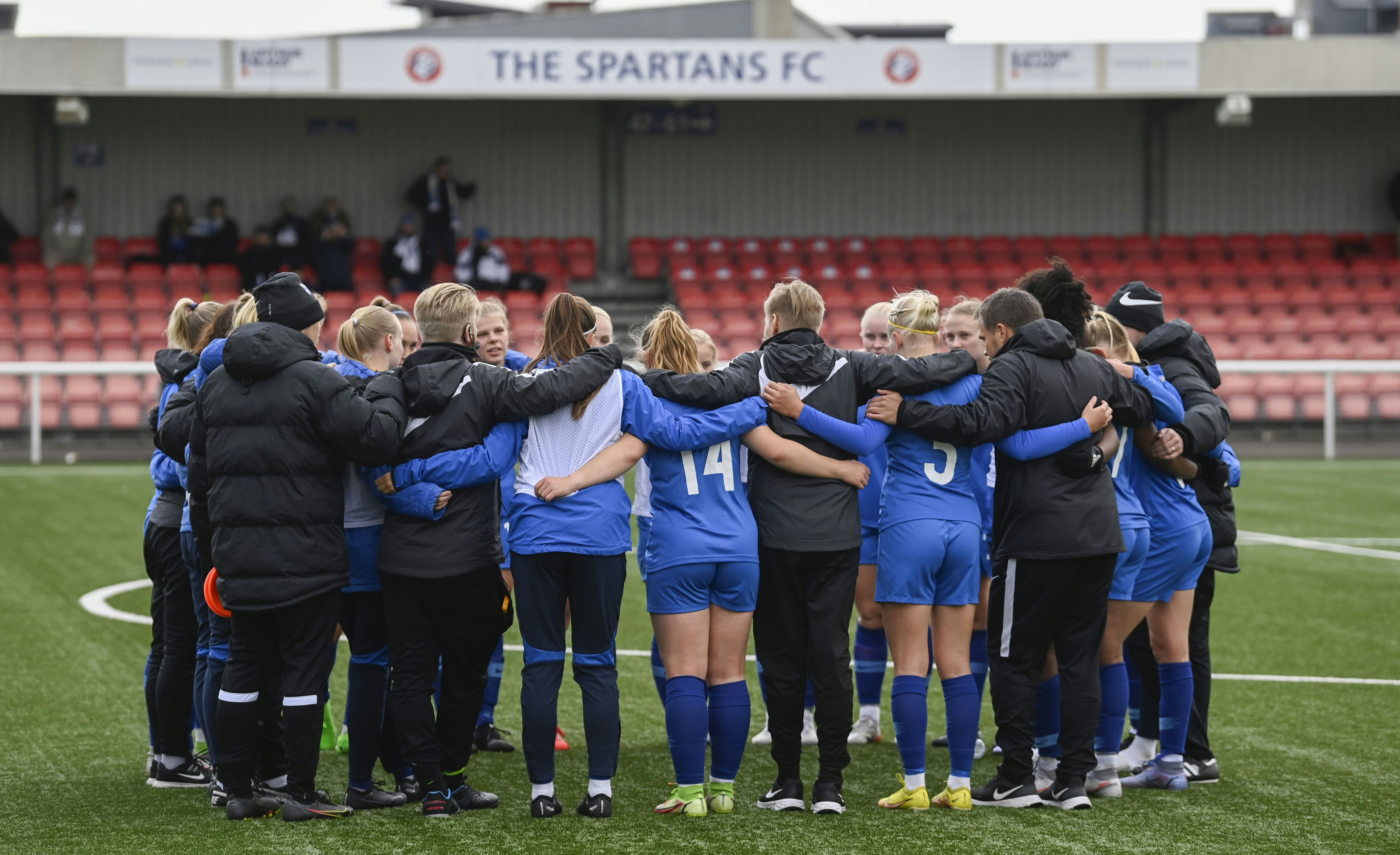 U19-tytöt valmistautumassa otteluun Ainslie Park Stadiumilla.