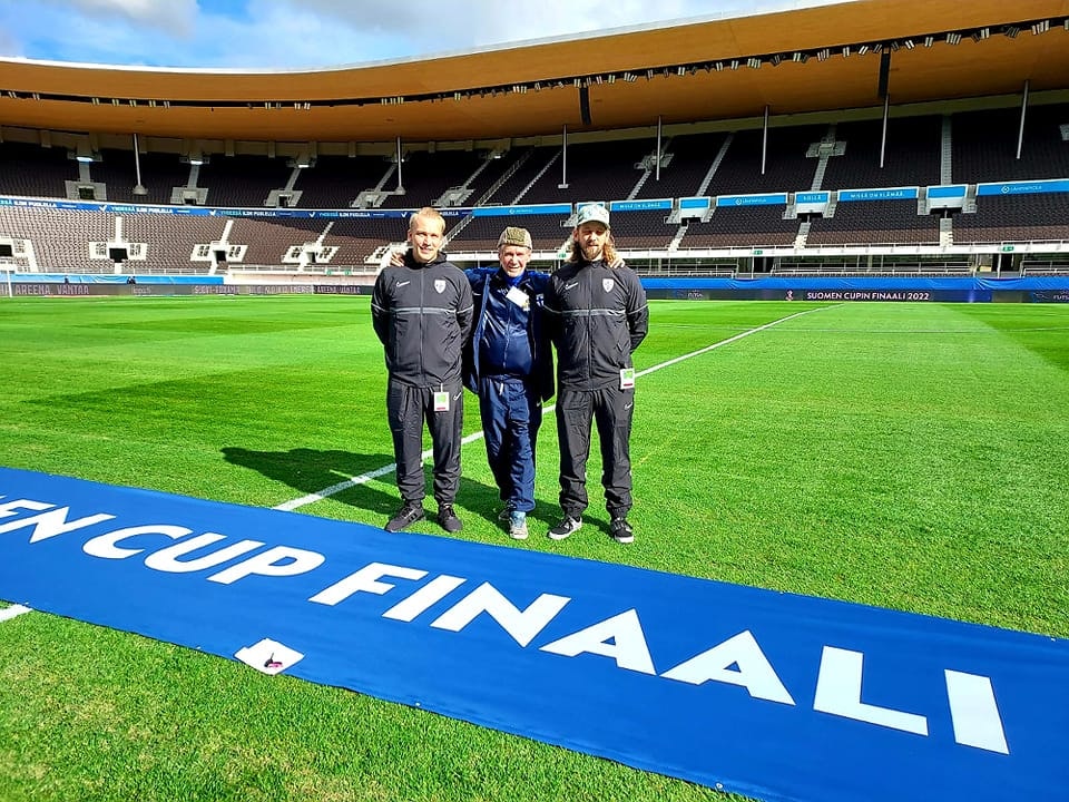 Homeless Academyn edustajia Olympiastadionilla.