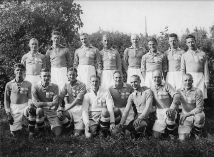 Suomen maajoukkue peliasuissaan vuonna 1936 olympialaisissa.