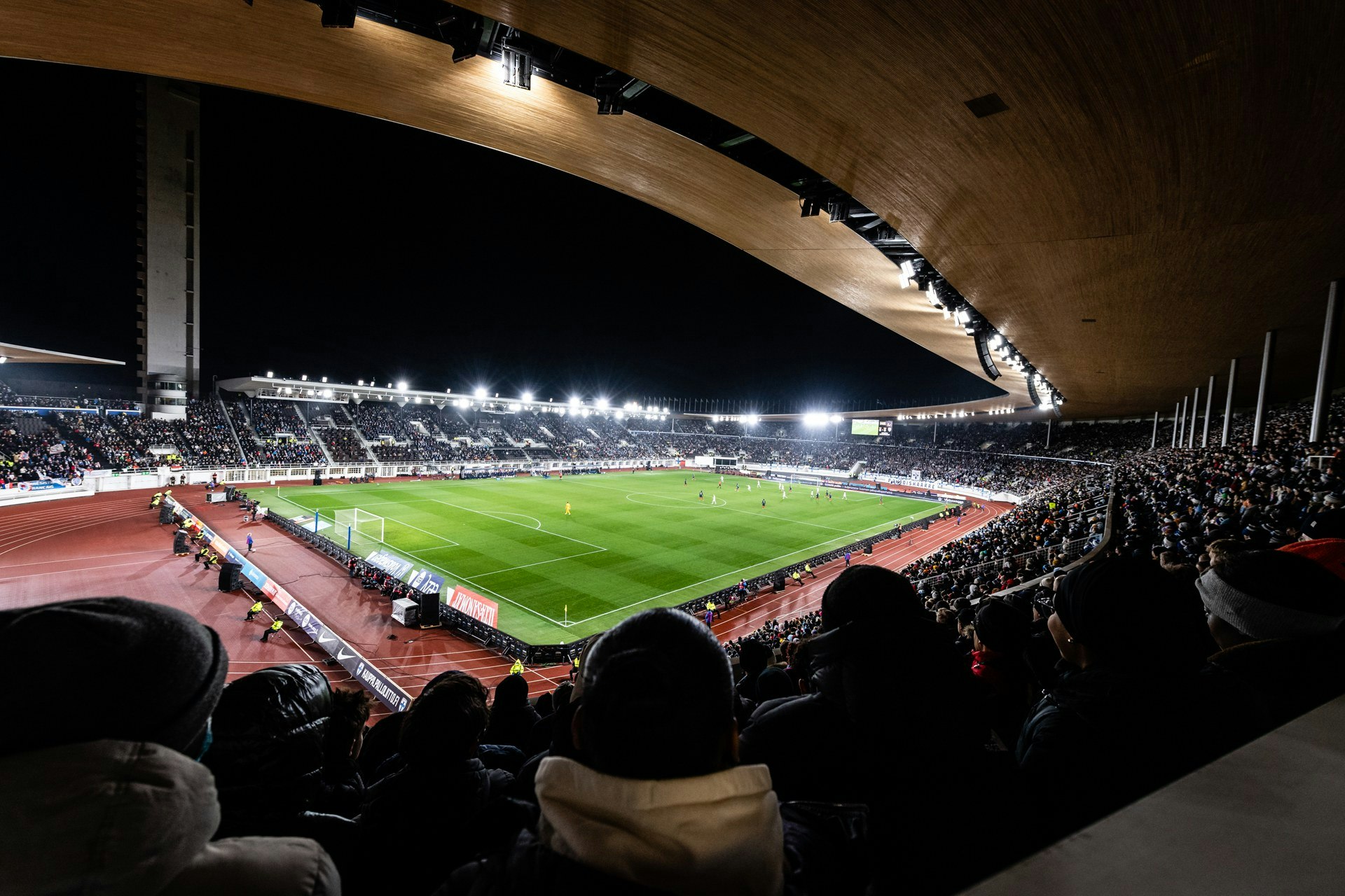 Olympiastadion iltavalaistuksessa.