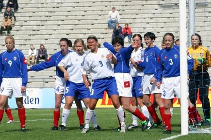 Tiina Salmén (vas.) nousi A-maajoukkueeseen 2004, valokuva kulmapotkutilanteesta