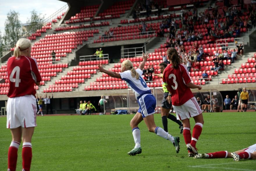 Suomi tuulettaa avausmaalia 2005, valokuva