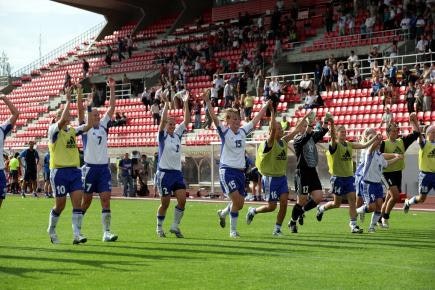 Suomi ei juhlinut voitoilla turnauksen avausotteluissa, valokuva juhlivasta joukkueesta