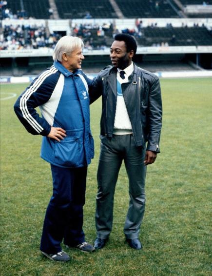 Aulis Rytkösen (vas.) Suomelta ei odotettu ihmeitä, valokuva jossa Aulis Rytkönen ja Pelè